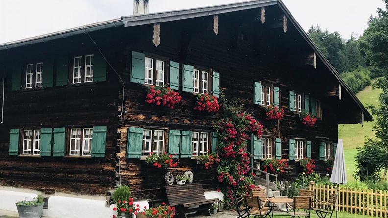 Die blühenden Fassaden der historischen Häuser im Oberallgäu - oberallgaeu.info