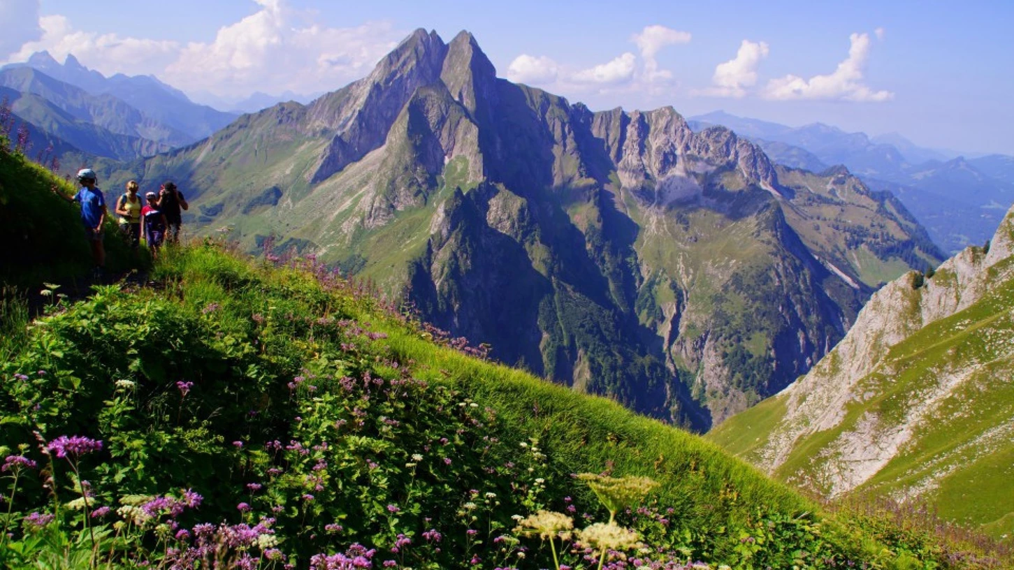 Wandernde Familie vor Bergkulisse