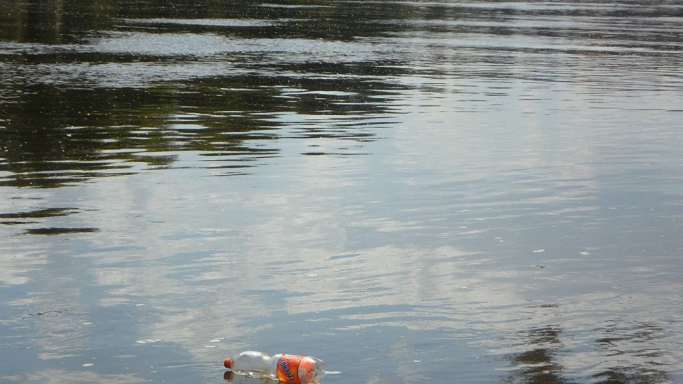 Plastikflasche als Müll im See