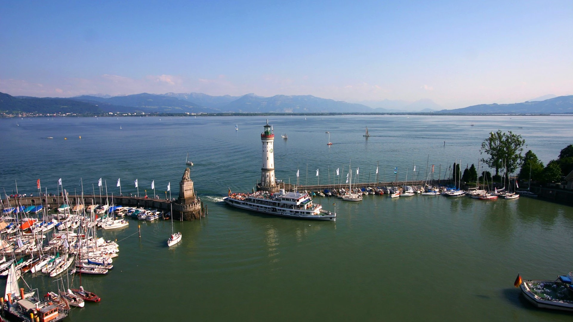 Hafeneinfahrt Lindau mit Löwe und Leuchtturm