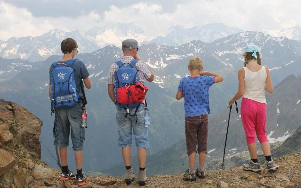 Familie vor Bergkulisse