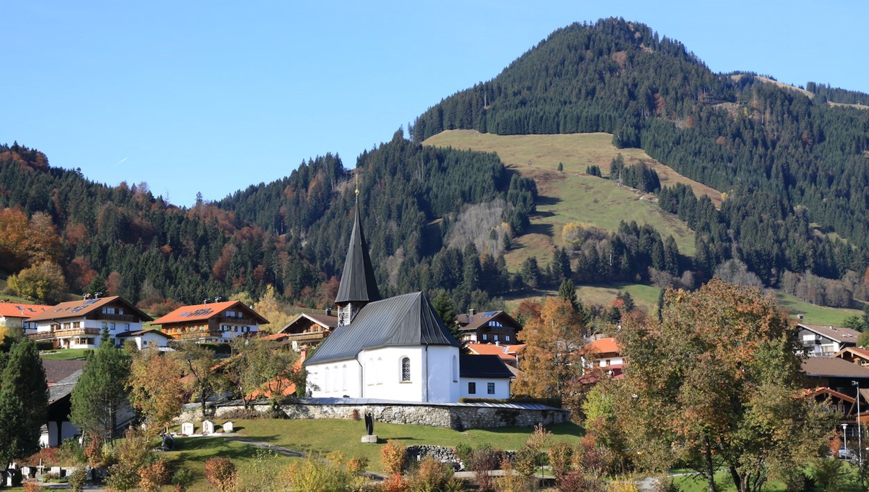 Blick auf die Kirche in Obermaiselstein in den Hörnerdörfer | oberallgaeu.travel