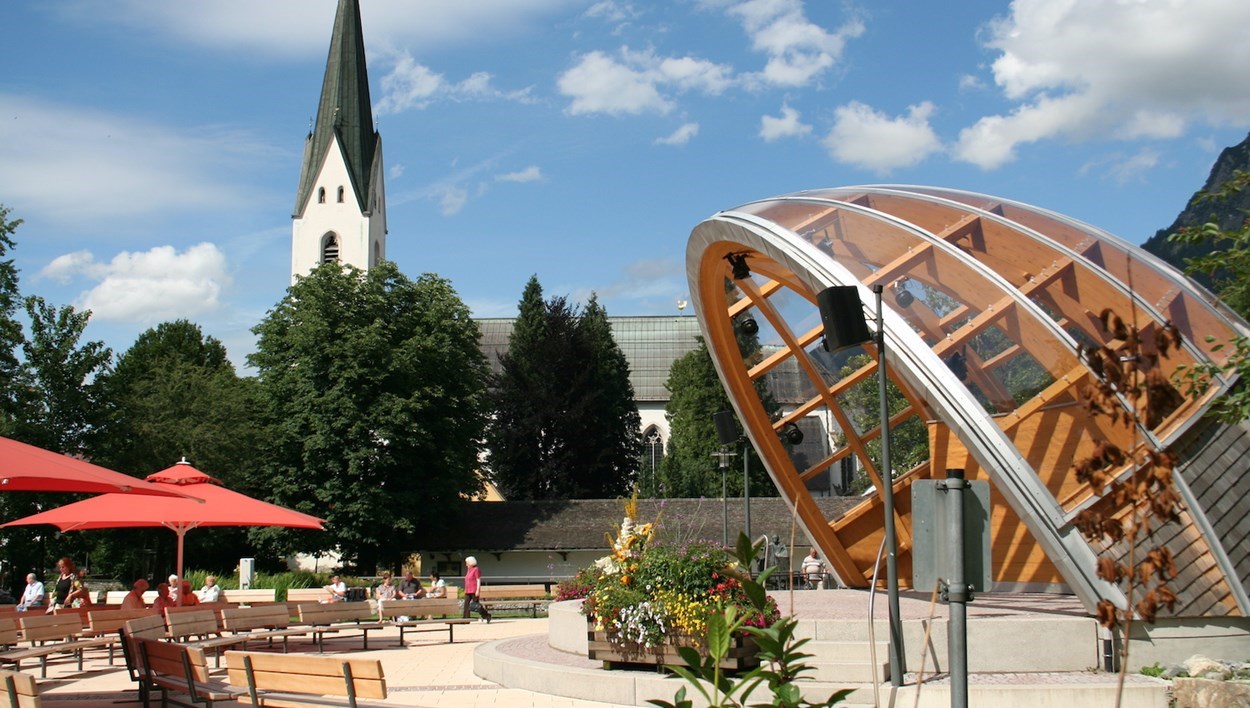Blick auf Kurpark mit der Kirche Oberstdorf | oberallgaeu.travel