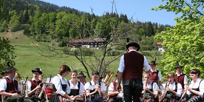 Hotels und Ferienwohnungen im Oberallgäu - Kategorien: Kultur & Brauchtum - Maibaumaufstellen mit Maibaumfest im Allgäu - Oberallgäu - 1. Mai - Maibaumaufstellen 2024 im Oberallgäu