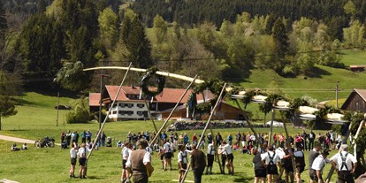 Hotels und Ferienwohnungen im Oberallgäu - Kategorien: Musik - Maibaumaufstellen mit Maibaumfest im Allgäu - Oberallgäu - 1. Mai - Maibaumaufstellen 2024 im Oberallgäu