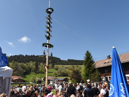 Hotels und Ferienwohnungen im Oberallgäu - Parken & Anreise: Anreise mit ÖPNV möglich - Maibaumaufstellen mit Maibaumfest im Allgäu - Oberallgäu - 1. Mai - Maibaumaufstellen 2024 im Oberallgäu