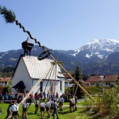 Unterkunft im Allgäu - Maibaumaufstellen mit Maibaumfest im Allgäu - Oberallgäu - 1. Mai - Maibaumaufstellen im Oberallgäu 