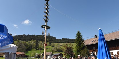 Hotels und Ferienwohnungen im Oberallgäu - Wetter: bei jedem Wetter - Maibaumaufstellen mit Maibaumfest im Allgäu - Oberallgäu - 1. Mai - Maibaumaufstellen im Oberallgäu 2024 