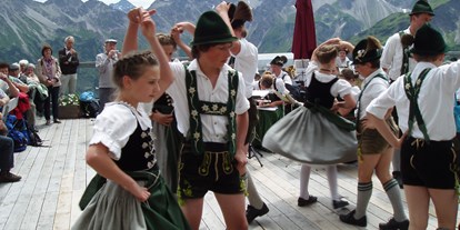Hotels und Ferienwohnungen im Oberallgäu - Kategorien: Kultur & Brauchtum - Oberallgäu - Fest zur Alpenrosenblüte auf dem Fellhorn  - Bergfest 2024 zur Alpenrosenblüte im Allgäu