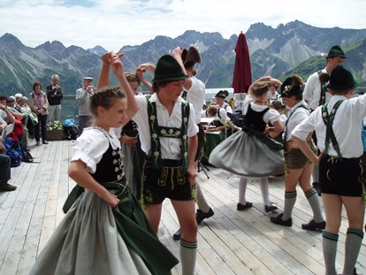 Hotels und Ferienwohnungen im Oberallgäu - Fest zur Alpenrosenblüte auf dem Fellhorn  - Bergfest 2024 zur Alpenrosenblüte im Allgäu