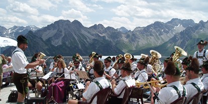 Hotels und Ferienwohnungen im Oberallgäu - Kategorien: Kultur & Brauchtum - Oberallgäu - Fest zur Alpenrosenblüte im Allgäu auf dem Fellhorn  - Bergfest 2024 zur Alpenrosenblüte im Allgäu