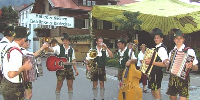 Hotels und Ferienwohnungen im Oberallgäu - Kategorien: Musik - Bad Hindelang - Dorffest im Bergsteigerdorf Hinterstein - Dorffest 2024 im Bergsteigerdorf Hinterstein