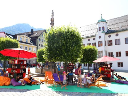 Hotels und Ferienwohnungen im Oberallgäu - Draußen Lesen im Stadtzentrum von Immenstadt - Draußen Lesen 2024 im Stadtzentrum von Immenstadt