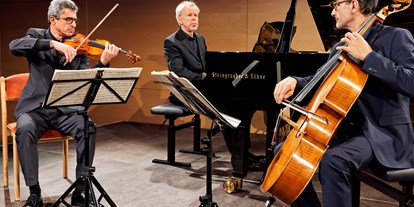 Hotels und Ferienwohnungen im Oberallgäu - Parken & Anreise: Anreise mit ÖPNV möglich - Konzert zum neuen Jahr mit dem Trio Opus 8 - Konzert zum neuen Jahr 2024 mit dem Trio Opus 8