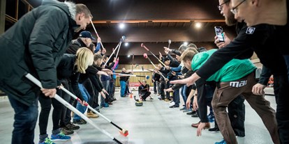 Hotels und Ferienwohnungen im Oberallgäu - Parken & Anreise: Anreise mit ÖPNV möglich - Promi Night Charity Curling - Promi Night Charity Curling 2023