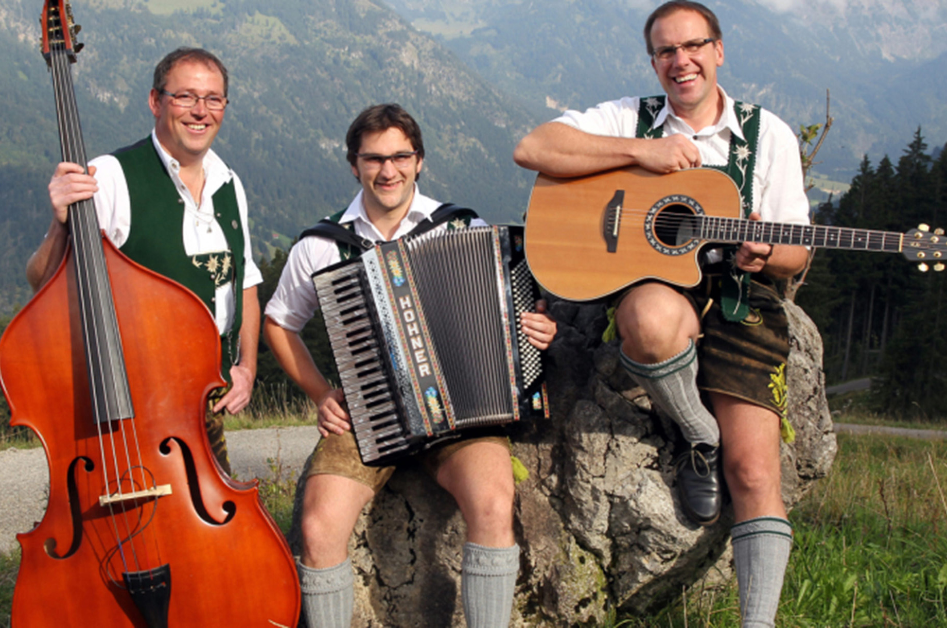 Hotels und Ferienwohnungen im Oberallgäu - Das Trio Alpenspitzbüebe beim Hofabend auf dem Sonthofer Hof - Hofabend auf der Alpe Sonthofer Hof