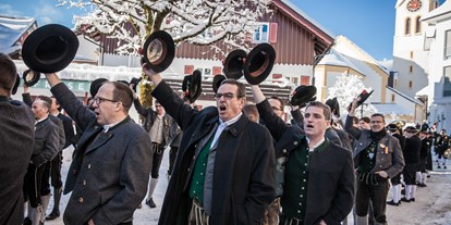 Hotels und Ferienwohnungen im Oberallgäu - Wetter: bei jedem Wetter - Oberallgäu - Traditioneller Staufner Fasnatziestag in Oberstaufen im Allgäu - Traditioneller Staufner Fasnatziestag 2025