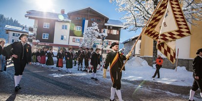 Hotels und Ferienwohnungen im Oberallgäu - Wetter: bei jedem Wetter - Bayern - Traditioneller Staufner Fasnatziestag in Oberstaufen im Allgäu - Traditioneller Staufner Fasnatziestag 2025