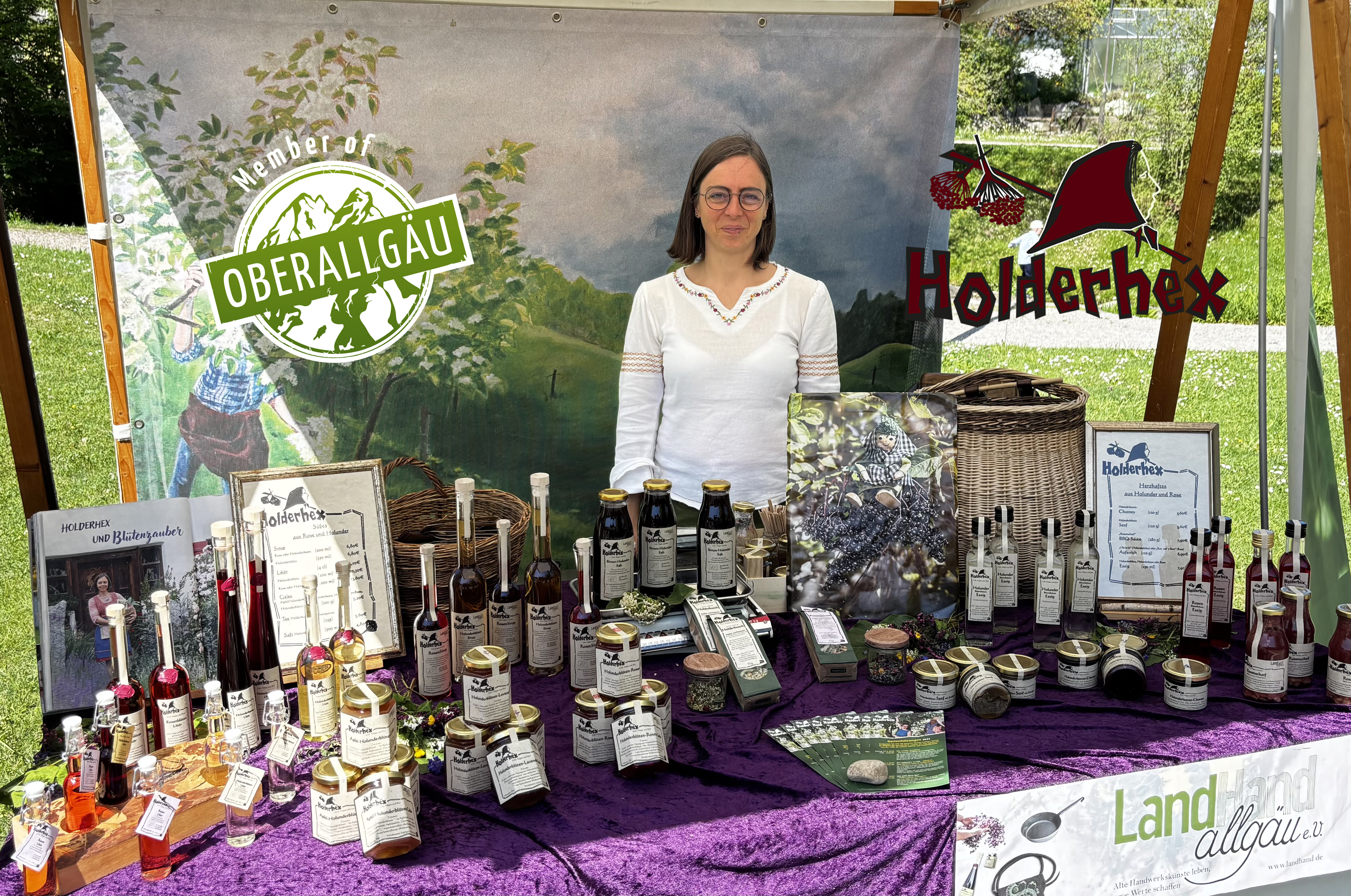 Hotels und Ferienwohnungen im Oberallgäu - Die Holderhex auf dem Kräutermarkt in Rettenberg /- Vorderburg - Kräutermarkt in Rettenberg / Vorderburg