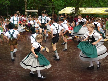 Hotels und Ferienwohnungen im Oberallgäu - Waldfest des Trachtenvereins D'Holzar in Fischen - Waldfest des Trachtenvereins D'Holzar in Fischen