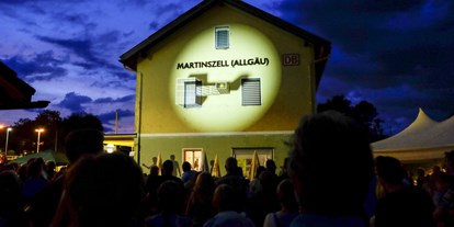 Hotels und Ferienwohnungen im Oberallgäu - Kultur am Gleis präsentiert: Von einem, der Grenzen sprengte… - Kultur am Gleis präsentiert: Von einem, der Grenzen sprengte…