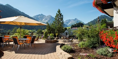 Hotels und Ferienwohnungen im Oberallgäu - Freizeit: Wandern - Österreich - Terrasse mit Panoramablick - 4* Hotel Erlebach