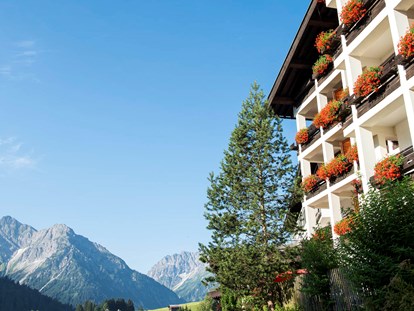 Hotels und Ferienwohnungen im Oberallgäu - Parken & Anreise: Anreise mit ÖPNV möglich - Riezlern - Hotel Erlebach - 4* Wellnesshotel im Kleinwalsertal