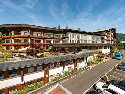 Hotels und Ferienwohnungen im Oberallgäu - Parken & Anreise: Anreise mit ÖPNV möglich - Hotel Erlebach - 4* Wellnesshotel im Kleinwalsertal