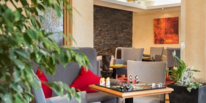 Hotels und Ferienwohnungen im Oberallgäu - Riezlern - Wie wär´s mit einer Runde Backgammon in unserer Lobby? - Hotel Erlebach - 4* Wellnesshotel im Kleinwalsertal