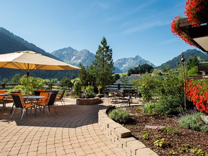 Hotels und Ferienwohnungen im Oberallgäu - Freizeit: Skifahren - Österreich - Terrasse mit Panoramablick - Hotel Erlebach - 4* Wellnesshotel im Kleinwalsertal