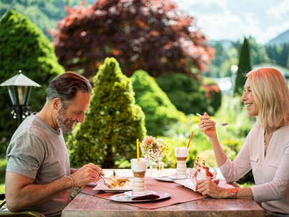 Hotels und Ferienwohnungen im Oberallgäu - Freizeit: Innenpool - Bayern - Eis & Kaffee am Nachmittag - Wohlfühlhotel Frohsinn in Fischen im Allgäu