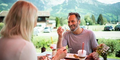 Hotels und Ferienwohnungen im Oberallgäu - Reisegrund: Familienurlaub - Deutschland - Sonnenterrasse mit Bergblick - Wohlfühlhotel Frohsinn in Fischen im Allgäu