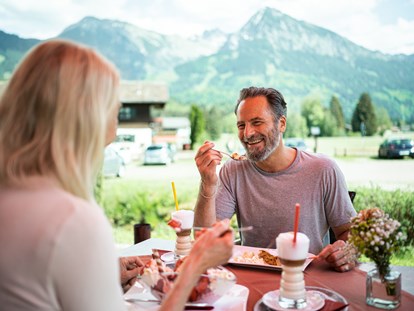 Hotels und Ferienwohnungen im Oberallgäu - Freizeit: Innenpool - Bayern - Sonnenterrasse mit Bergblick - Wohlfühlhotel Frohsinn in Fischen im Allgäu