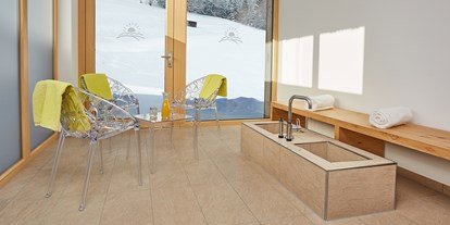 Hotels und Ferienwohnungen im Oberallgäu - Ausstattung: Sauna - Allgäu - Wellnessbereich mit Blick in die verschneite Landschaft - Wohlfühlhotel Frohsinn in Fischen im Allgäu