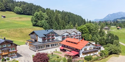 Hotels und Ferienwohnungen im Oberallgäu - Parken & Anreise: Anreise mit ÖPNV möglich - Bayern - Hotel Frohsinn im Sommer  - Wohlfühlhotel Frohsinn in Fischen im Allgäu