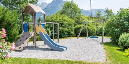 Hotels und Ferienwohnungen im Oberallgäu - Freizeit: Sauna - Allgäu - Kinderspielplatz mit Blick aufs Rubihorn - Wohlfühlhotel Frohsinn in Fischen im Allgäu