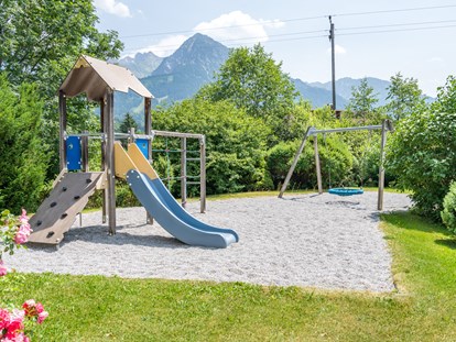 Hotels und Ferienwohnungen im Oberallgäu - Freizeit: Innenpool - Bayern - Kinderspielplatz mit Blick aufs Rubihorn - Wohlfühlhotel Frohsinn in Fischen im Allgäu