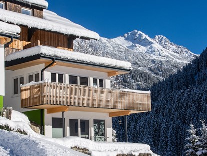 Hotels und Ferienwohnungen im Oberallgäu - Kleinwalsertal - Außenaufnahme im Winter | DAS KLEEMANNs - DAS KLEEMANNs - Urlaub erfrischend anders