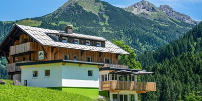 Hotels und Ferienwohnungen im Oberallgäu - Österreich - Außenaufnahme im Sommer | DAS KLEEMANNs - DAS KLEEMANNs - Urlaub erfrischend anders