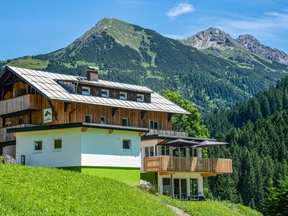 Hotels und Ferienwohnungen im Oberallgäu - Kleinwalsertal - Außenaufnahme im Sommer | DAS KLEEMANNs - DAS KLEEMANNs - Urlaub erfrischend anders