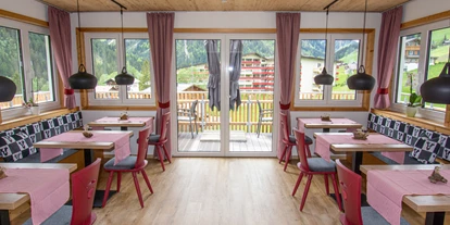 Hotels und Ferienwohnungen im Oberallgäu - Parken & Anreise: Anreise mit ÖPNV möglich - Frühstücksraum | DAS KLEEMANNs - DAS KLEEMANNs - Urlaub erfrischend anders