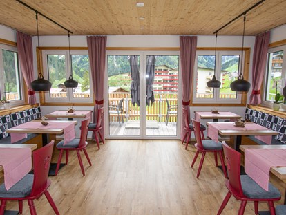 Hotels und Ferienwohnungen im Oberallgäu - Parken & Anreise: kostenloser Parkplatz - Vorarlberg - Frühstücksraum | DAS KLEEMANNs - DAS KLEEMANNs - Urlaub erfrischend anders