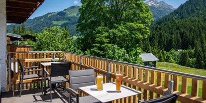 Hotels und Ferienwohnungen im Oberallgäu - Reisegrund: Erlebnisurlaub - Kleinwalsertal - Balkon am Frühstücksraum | DAS KLEEMANNs - DAS KLEEMANNs - Urlaub erfrischend anders