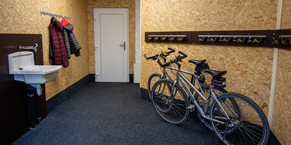 Hotels und Ferienwohnungen im Oberallgäu - Ausstattung Ferienwohnungen / Zimmer: Eigenes Badezimmer - Vorarlberg - Abstellplatz für Fahrräder | DAS KLEEMANNs - DAS KLEEMANNs - Urlaub erfrischend anders