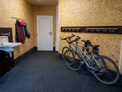 Hotels und Ferienwohnungen im Oberallgäu - Parken & Anreise: kostenloser Parkplatz - Vorarlberg - Abstellplatz für Fahrräder | DAS KLEEMANNs - DAS KLEEMANNs - Urlaub erfrischend anders
