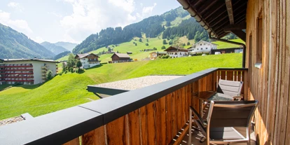 Hotels und Ferienwohnungen im Oberallgäu - Parken & Anreise: Anreise mit ÖPNV möglich - Balkon eines Gästezimmers | DAS KLEEMANNs - DAS KLEEMANNs - Urlaub erfrischend anders