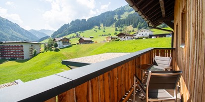 Hotels und Ferienwohnungen im Oberallgäu - Reisegrund: Erlebnisurlaub - Kleinwalsertal - Balkon eines Gästezimmers | DAS KLEEMANNs - DAS KLEEMANNs - Urlaub erfrischend anders