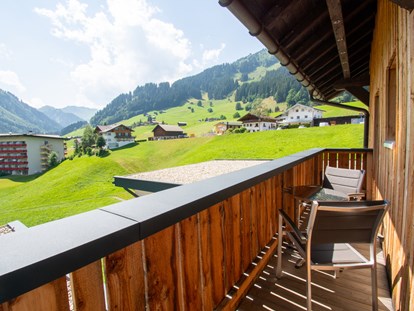 Hotels und Ferienwohnungen im Oberallgäu - Parken & Anreise: kostenloser Parkplatz - Vorarlberg - Balkon eines Gästezimmers | DAS KLEEMANNs - DAS KLEEMANNs - Urlaub erfrischend anders