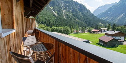 Hotels und Ferienwohnungen im Oberallgäu - Reisegrund: Erlebnisurlaub - Kleinwalsertal - Balkon eines Gästezimmers | DAS KLEEMANNs - DAS KLEEMANNs - Urlaub erfrischend anders