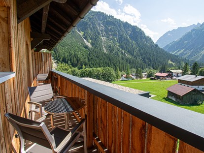Hotels und Ferienwohnungen im Oberallgäu - Kleinwalsertal - Balkon eines Gästezimmers | DAS KLEEMANNs - DAS KLEEMANNs - Urlaub erfrischend anders